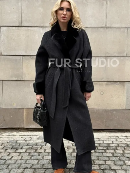 Женское демисезонное шерстяное пальто-халат с отделкой из меха норки - фото 6