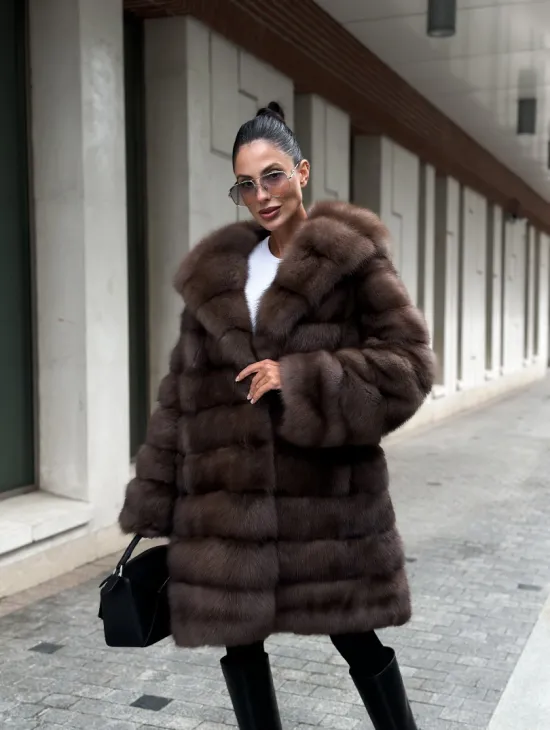 Шуба из меха куницы с капюшоном цвет трюфель - фото 0