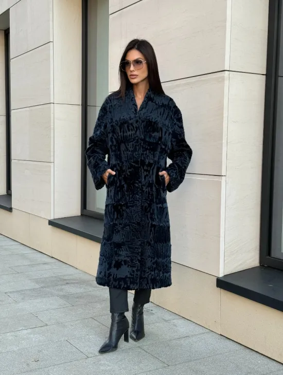 Пальто из меха каракуля с V-образным воротником, цвет Indigo Blue - фото 8