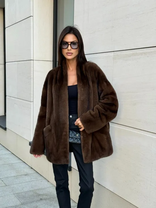 Стильная шубка из меха норки SAGA FURS  в цвете соболь - фото 9