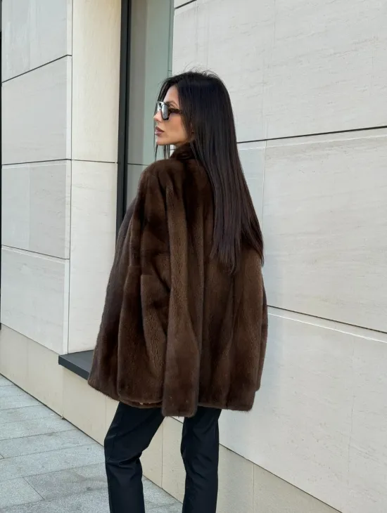 Стильная шубка из меха норки SAGA FURS  в цвете соболь - фото 11