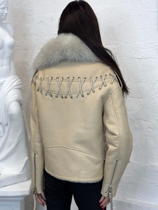 Дубленка из натуральной овчины со шнуровкой на спине и воротником из меха песца - фото 7