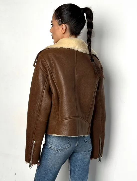 Короткая зимняя женская дубленка авиатор - фото 11