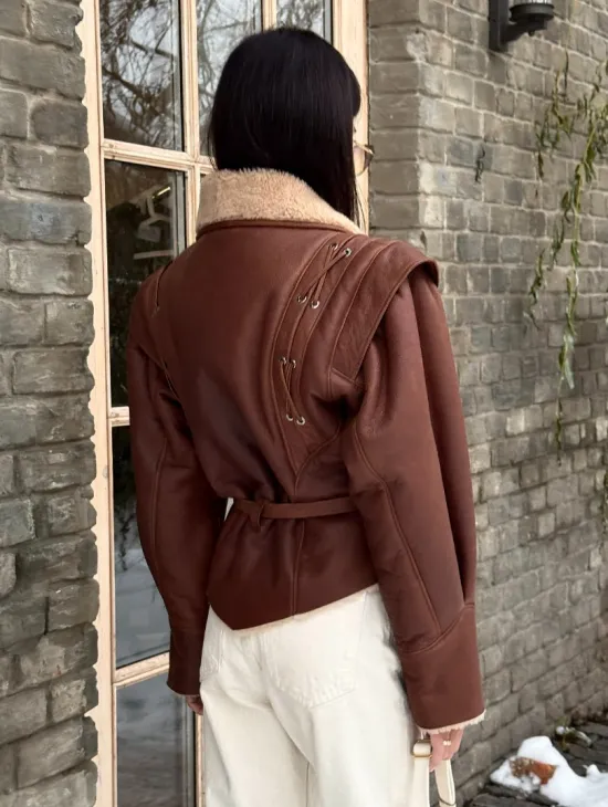 Стильная куртка - дублёнка на запах с поясом - фото 6