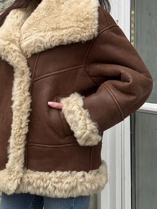 Коричневая женская дубленка с воротником «Челси» из овчины тиградо - фото 2