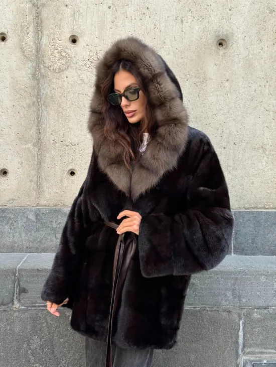 Норковый полушубок в натуральном цвете Brown с капюшоном из куницы - фото 11