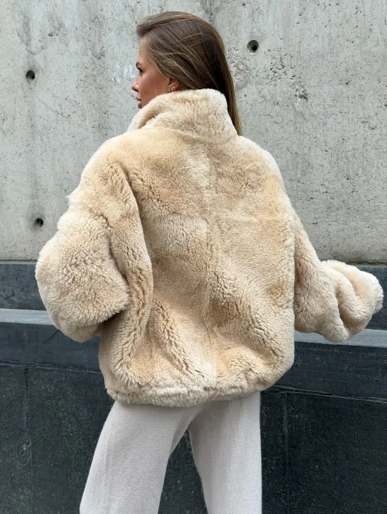 Двухсторонняя короткая дубленка из овчины - фото 7