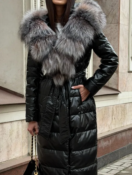 Чёрное пуховое пальто с меховым капюшоном из чернобурки - фото 3