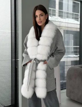 Серое пальто с меховым воротником - фото 17
