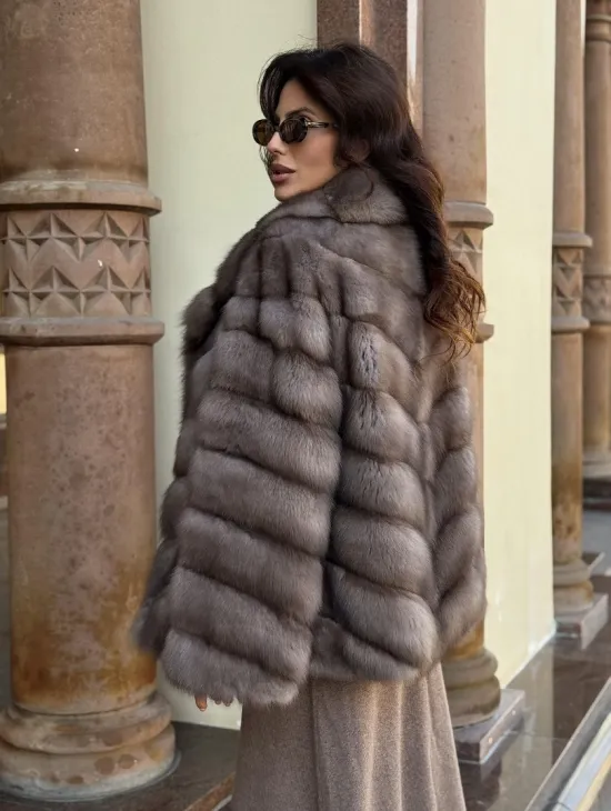 Элегантная шуба из меха куницы - серый трюфель - фото 10